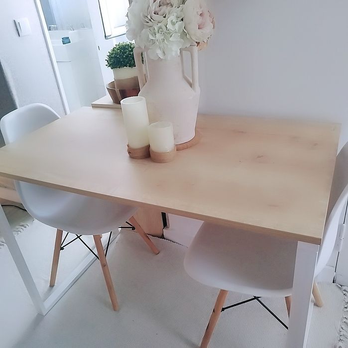 Mesa e 2 cadeiras.