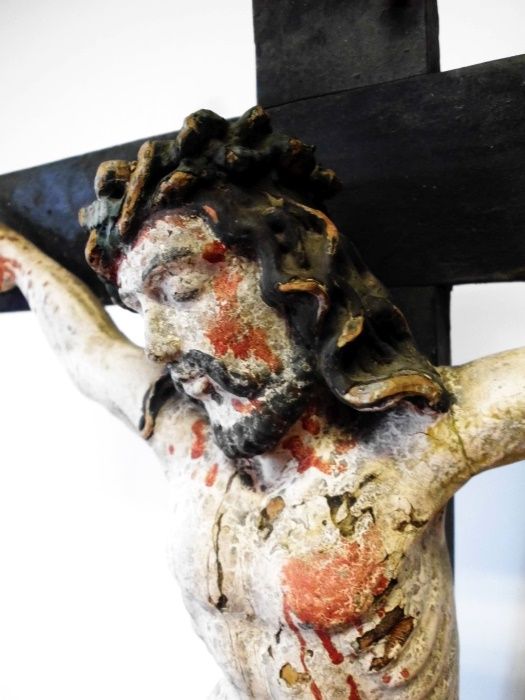 antigo grande crucifixo em madeira Sec. XVIII com Cristo policromado