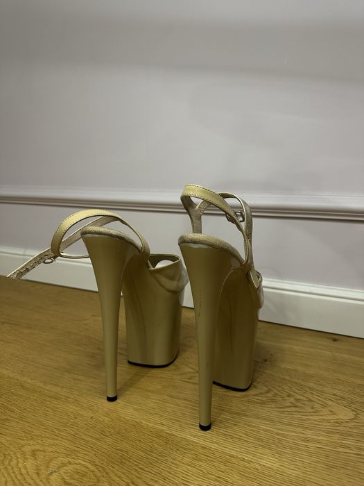 Стріпи трійки pleaser бежеві