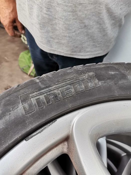 Pneus Pirelli novos 275/40 com jantes da porsche