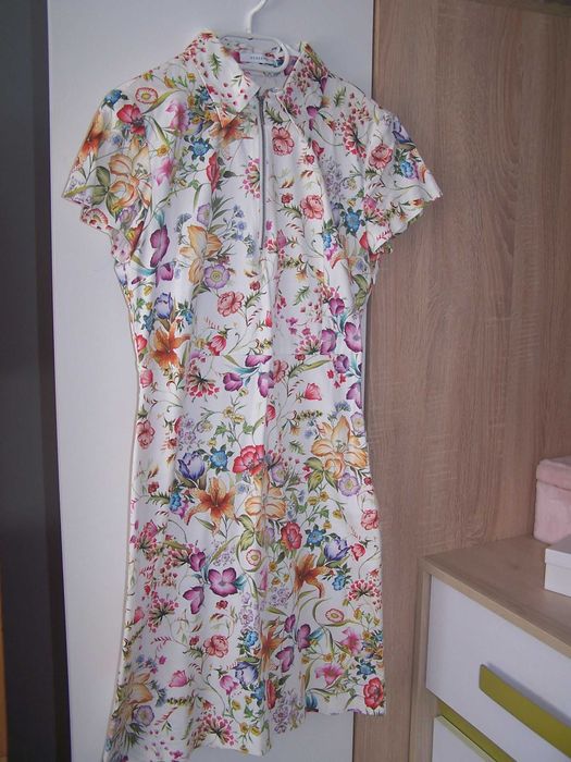 Sukienka w kwiaty Reserved 38