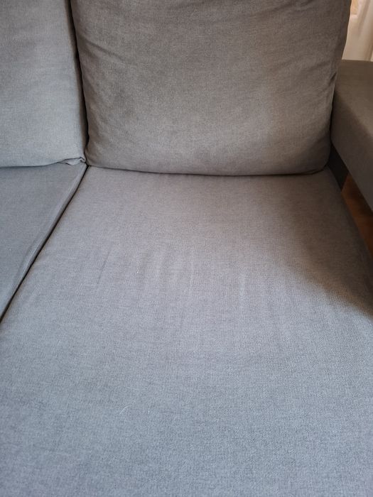 Sofá Chaiselongue Cinzento + 2 Puffs – Praticamente Novo (3 Anos)
