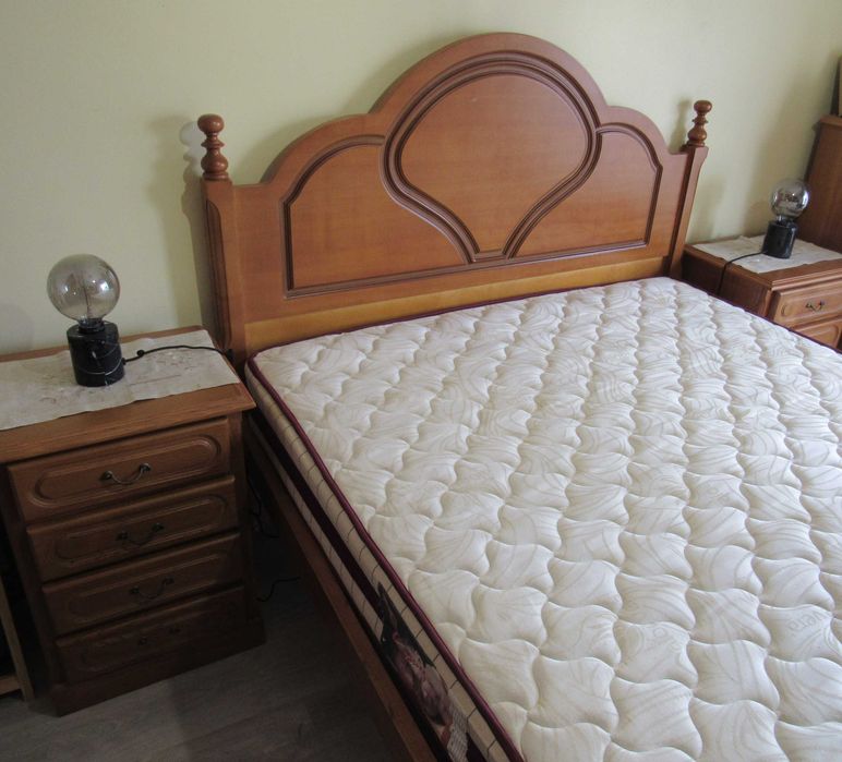 cama + estrado + colchão + 2 mesas de cabeceira