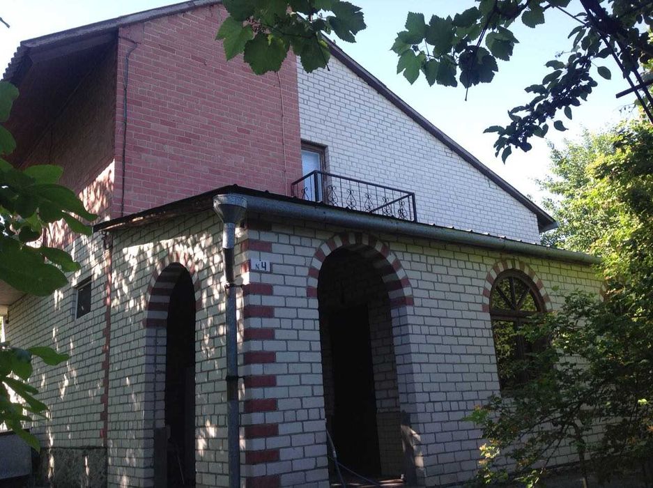 Заміський шикарний цегляний дім з садом