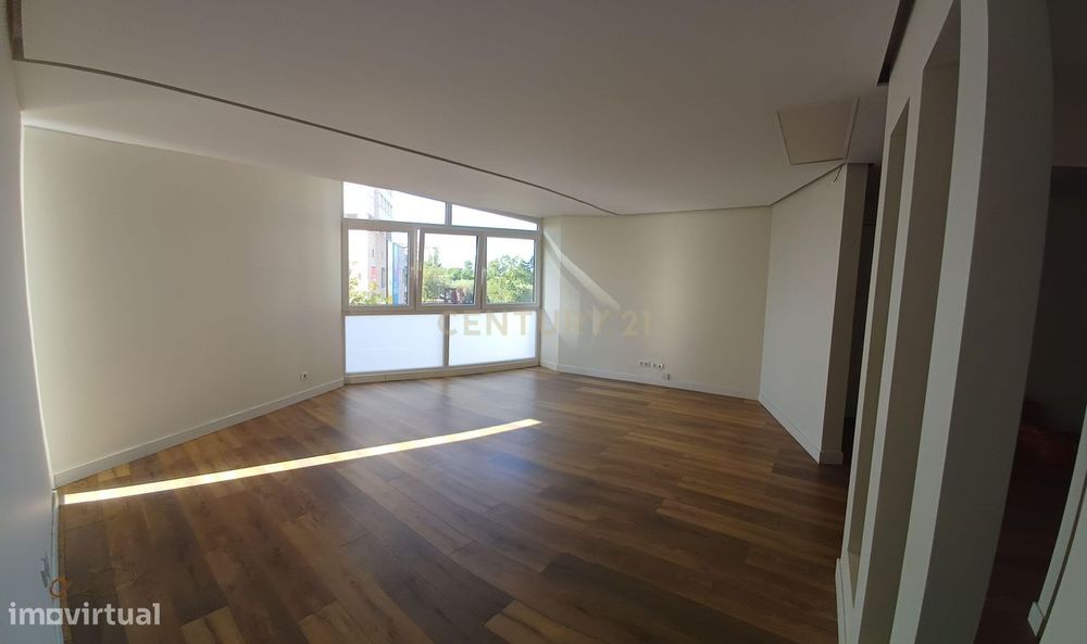 Apartamento T4 remodelado e com varandas frente ao Spacio Shopping dos