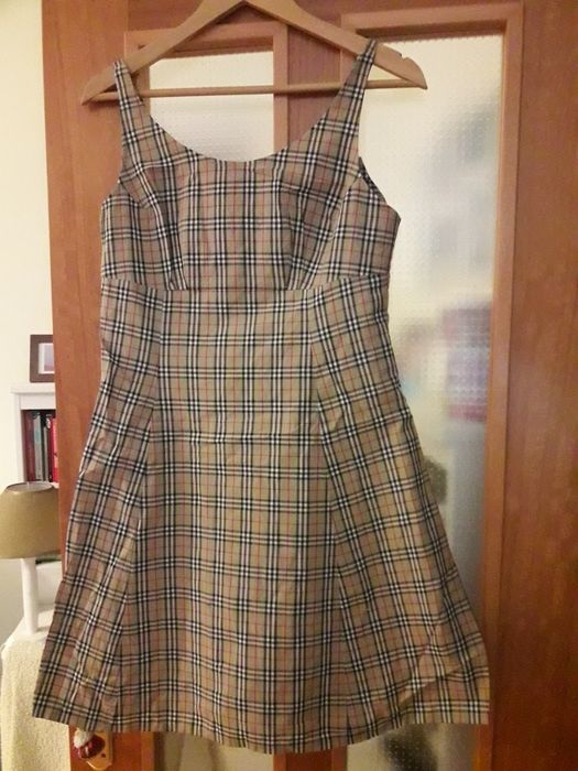 Vestidos  praticamente sem uso