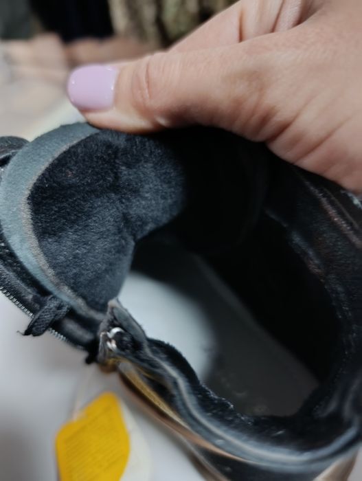 Продам чобітки для дівчинки 35 устілка 22,5 розміру на тоненькому хутр