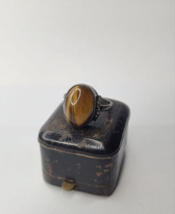 Rytosztuka pierścionek srebrny z tygrysim okiem srebro 800