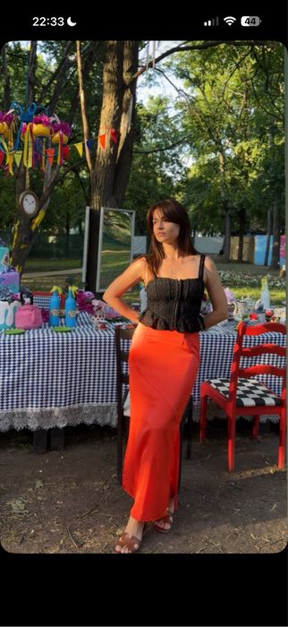 Шовкова червона спідниця
