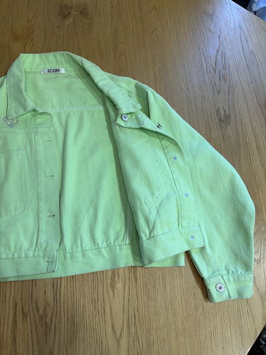 Стильна яскрава куртка вітровка