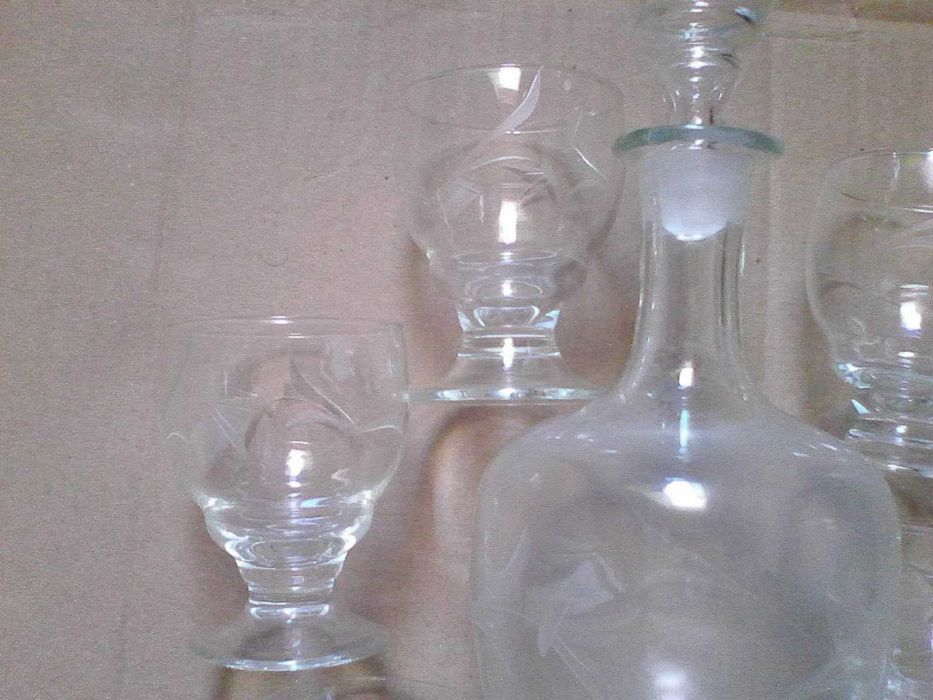 Garrafa antiga com copos
