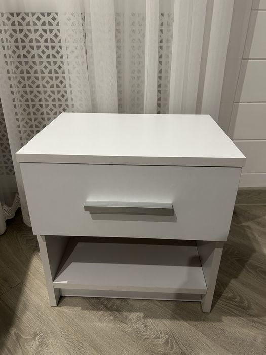 Прикроватна тумбочка