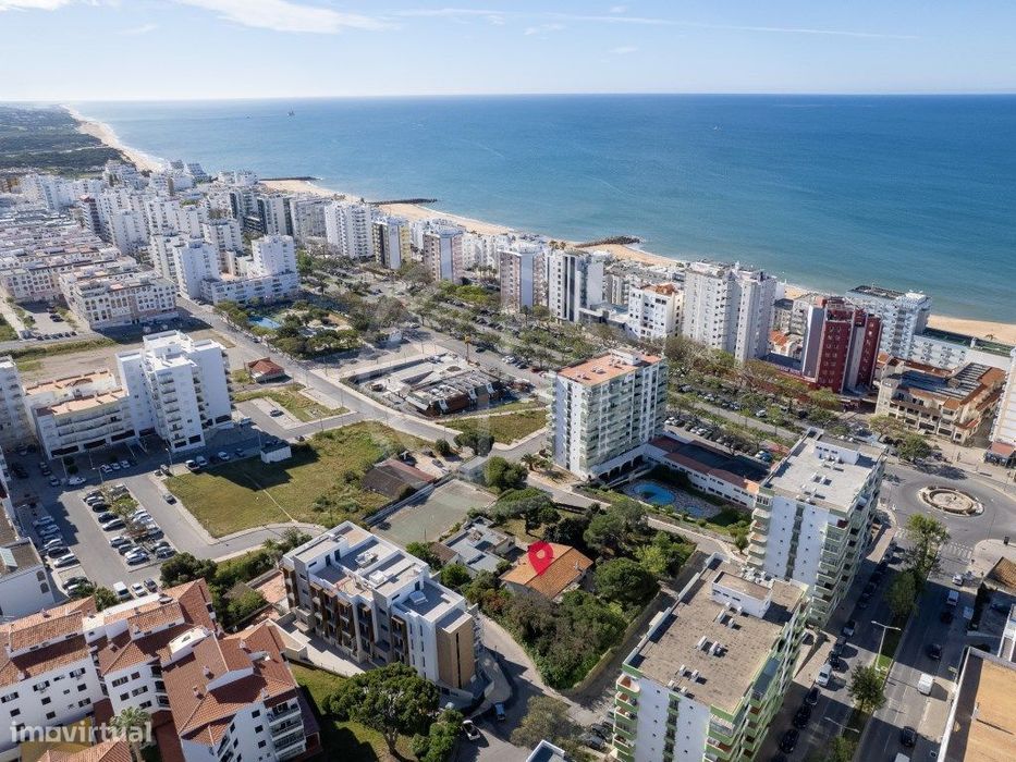 Terreno com projeto aprovado para 46 apartamentos em Quarteira