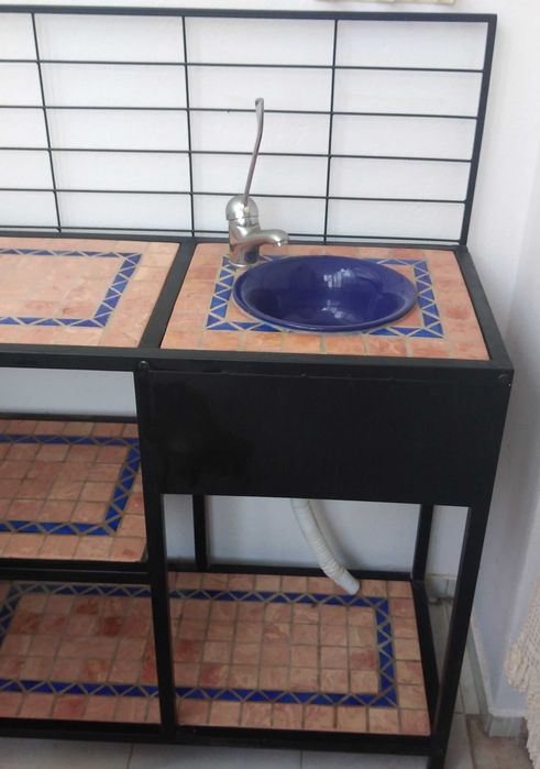 Móvel com lavatório para sala de massagens.