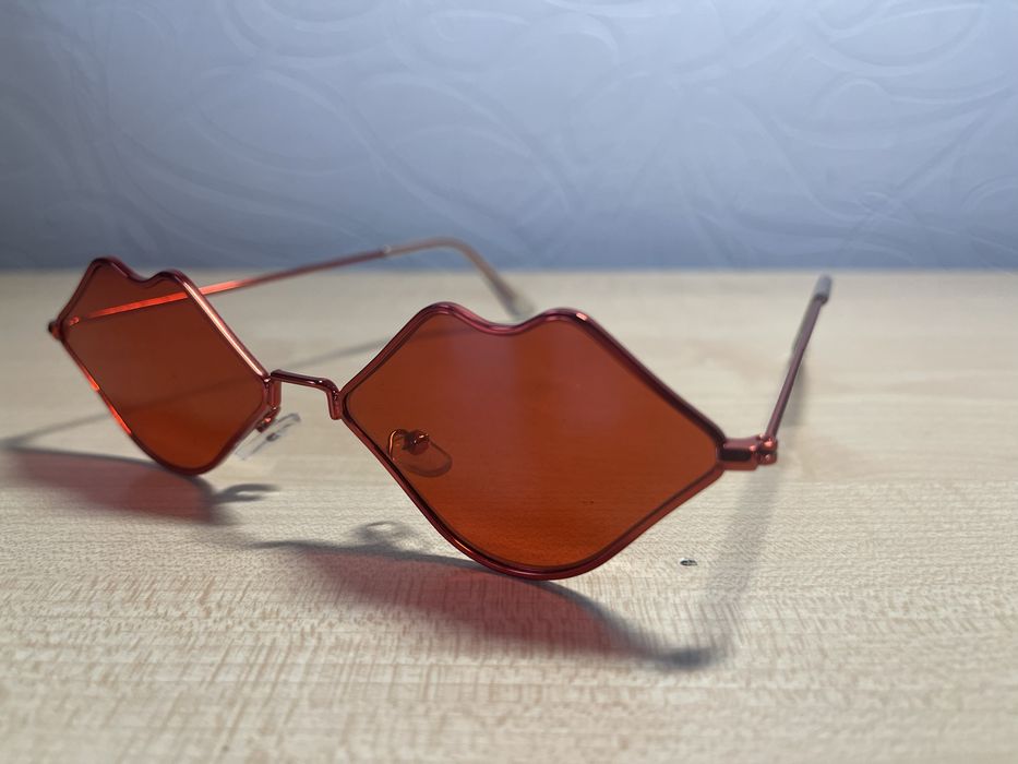 Красные очки-губы