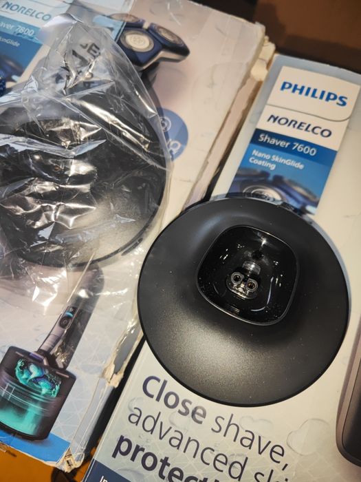 Оригинальная подставка  для зарядки бритвы Philips.