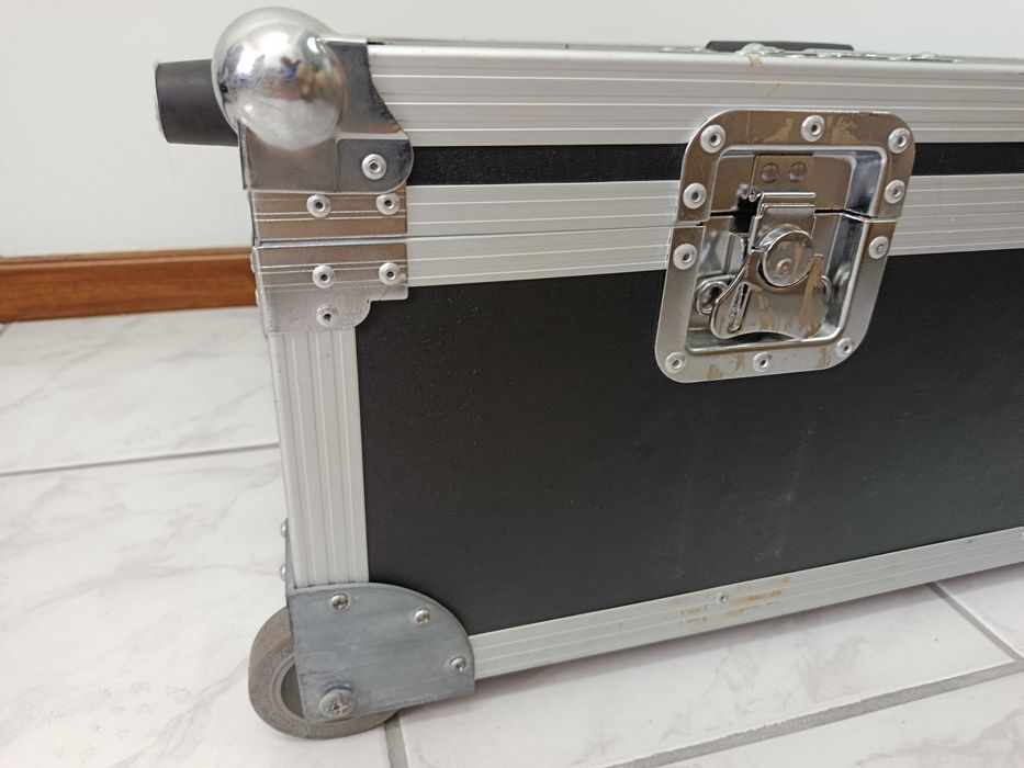 Flight Case RockCase by Warwick para teclado — com rodas e espumas ajustáveis