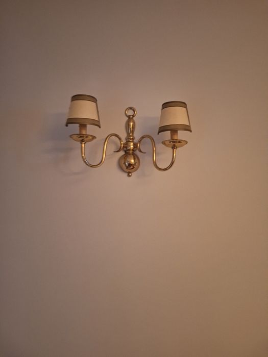 Um candeeiro de teto e a apliques de parede