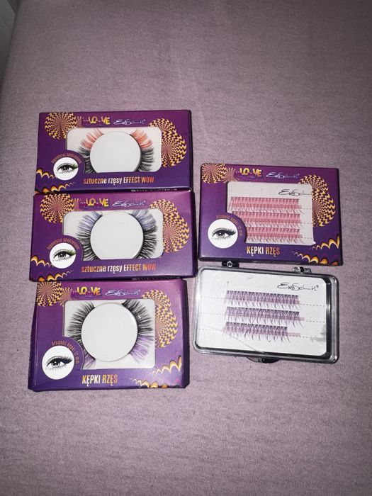 sztuczne rzesy i kepki kolorowe