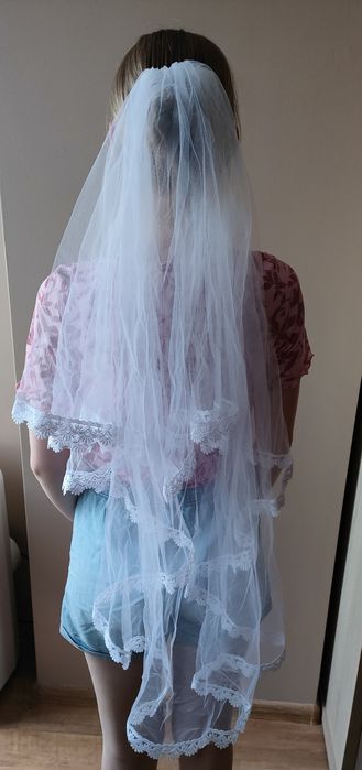 Śnieżnobiały welon z koronką