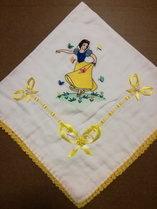 Fralda Bordada "Branca de neve"