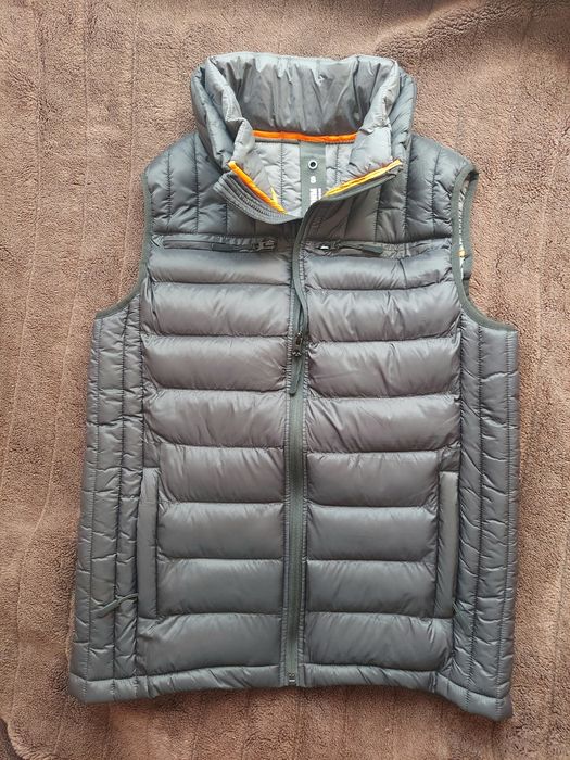 Жилетка безрукавка фірми Poolman оригінал 

Розмір по бірці: S

Вага: