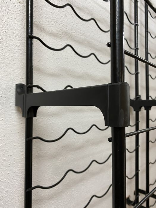 Garrafeira metálica vertical com capacidade para 105 garrafas