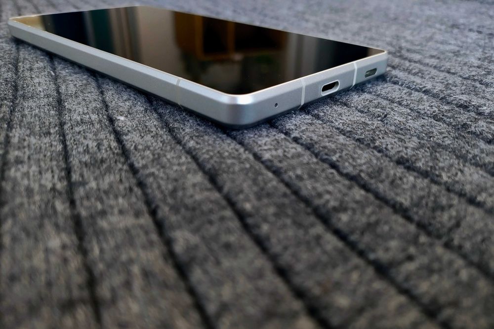 Компактный смартфон Sharp AQUOS S52D 6.39IGZO+OLED 240Гц, 2SIM, NFC