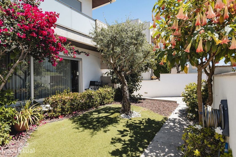 Moradia T3 +1 de 3 Frentes, com Jardim e Garagem