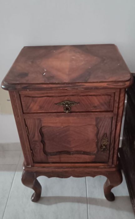 Mesa de cabeceira antiga
