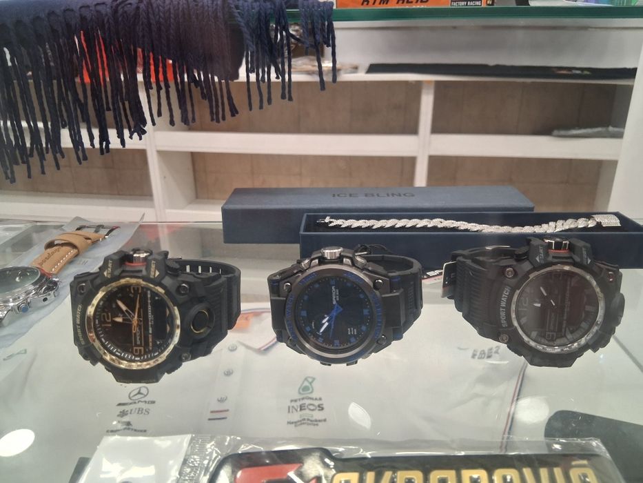 Sportwatch base preta, mostrador com pormenor azul. Prata ou dourado