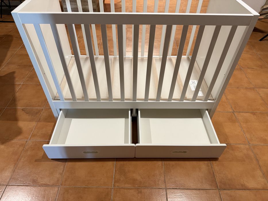 Berço de bebé Ikea branco com colchão e 2 gavetas
