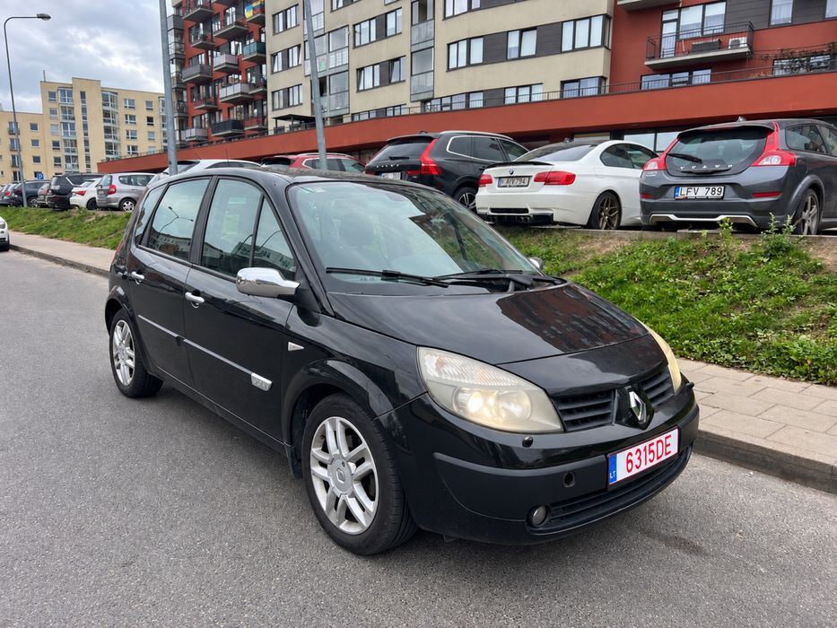 свіжо пригнаний Renault Scenic