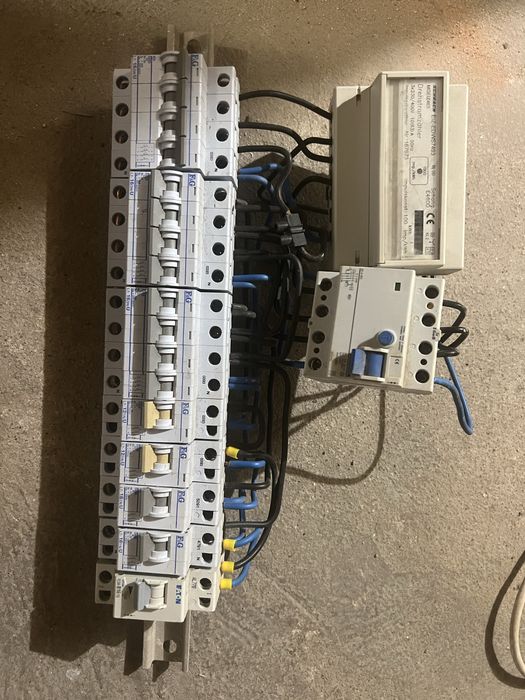 Bezpieczniki Sprzedam calosc widoczna na zdjeciu