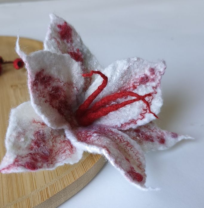 Duża broszka filcowana lilia 17 cm, Rękodzieło, Prezent, Boho, Unikat.