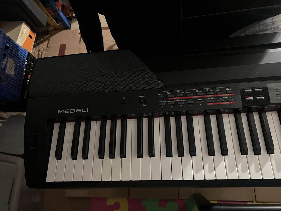 Orgão Medeli 88 teclas c/pedais+ banco c/regulacão de altura