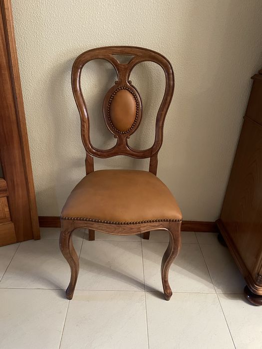 Vendo 8 cadeiras de madeira