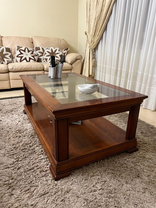 Mesa de centro com tampo de vidro
