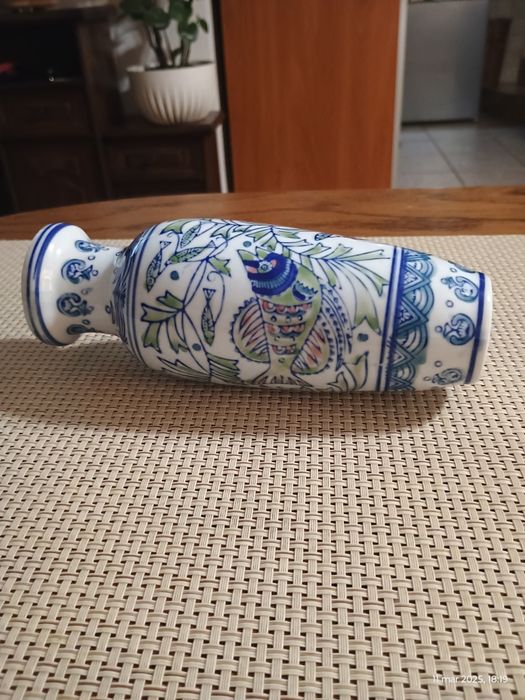 Porcelanowy wazonik z motywem ryb.