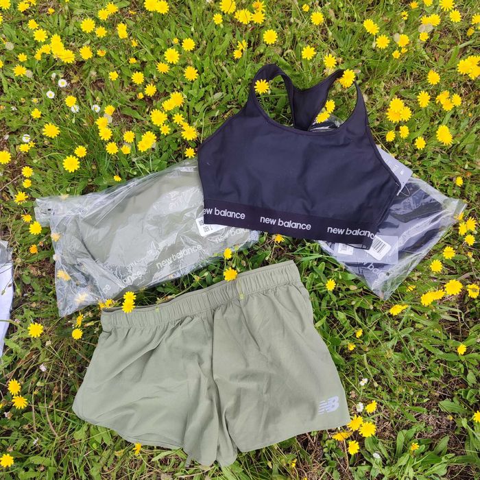 New Balance Top Desportivo Preto Suporte Médio Tecido Respirável