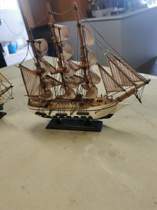2 barcos em miniatura