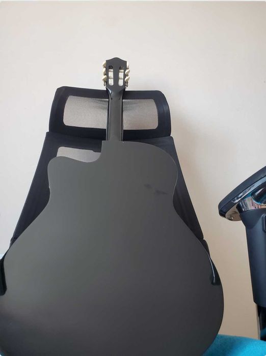 классическая гитара черная с вырезом полноразмерная