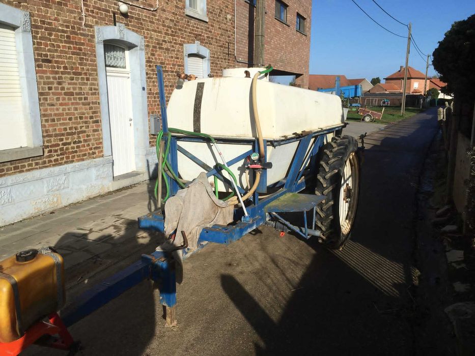 contentores de água de 3000l a funcionar 
 .