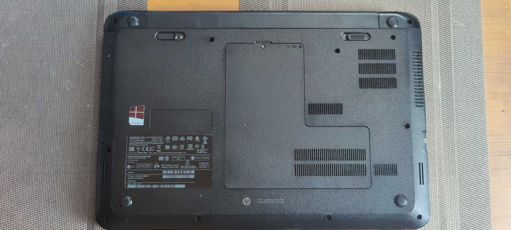 HP 15-D - 15,6 cala - Core i3 4 x 2,40 GHz - 6GB Ram -240GB SSD -Win10