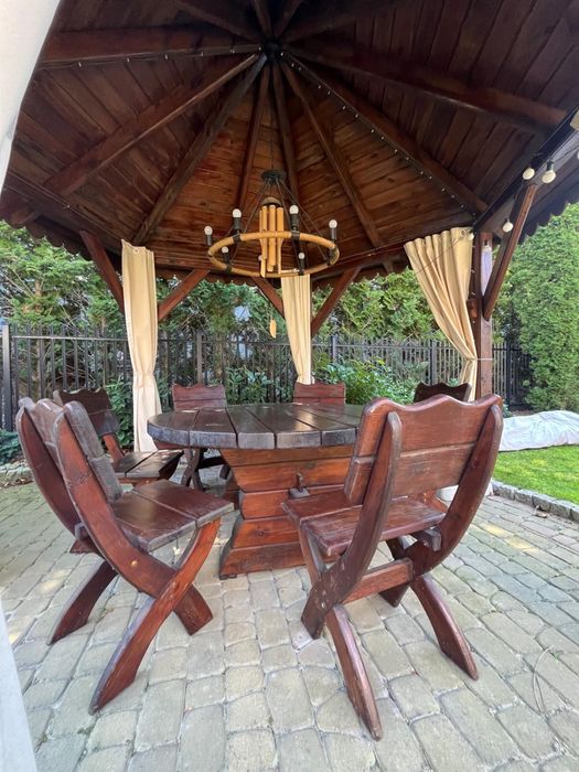 Altana ogrodowa, stół, krzesła i dodatki