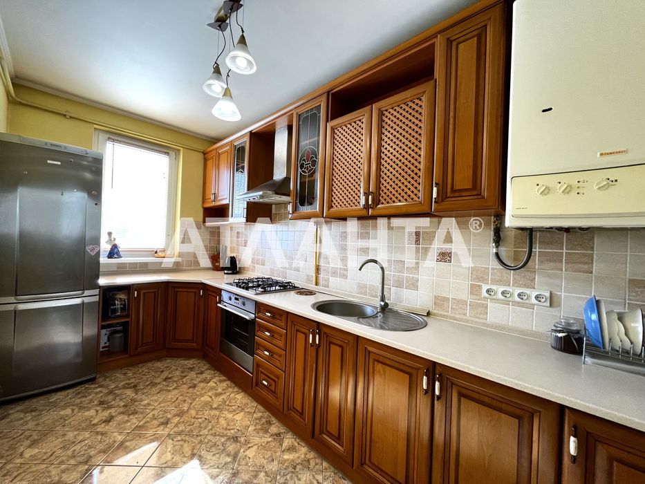 Продаж котеджу в смт Запитів + 10 соток землі.