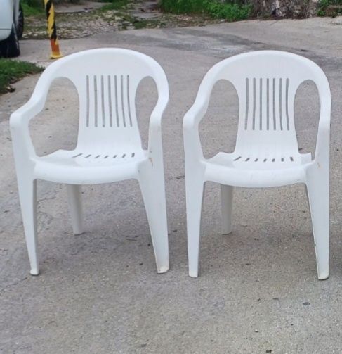 Cadeiras de plástico brancas