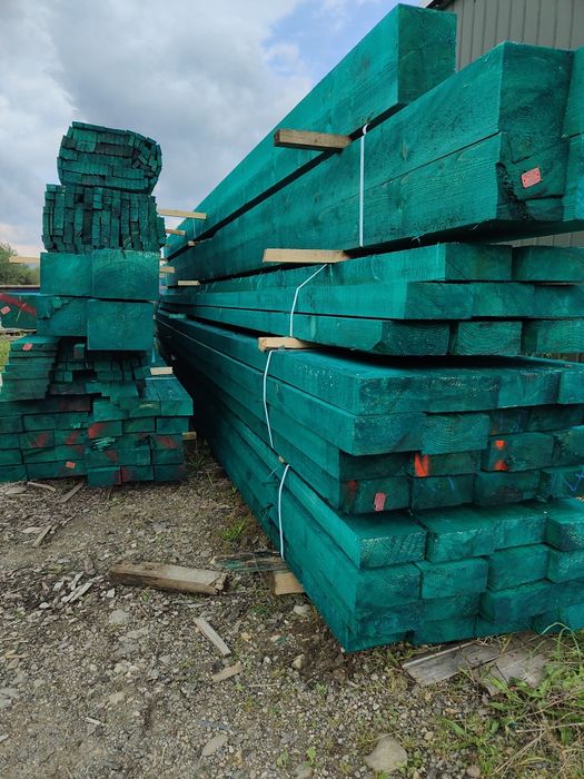 Stemple deski kantówki foszty drewno na dach więźba