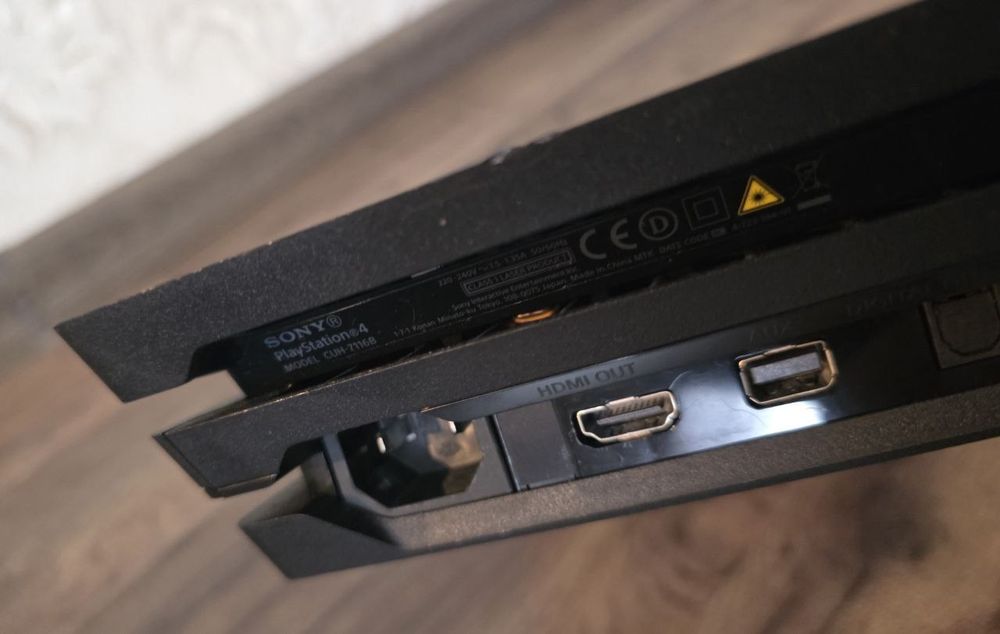 PlayStation 4 Pro 1TB CUH-7116B з джойстиком та 2 диска