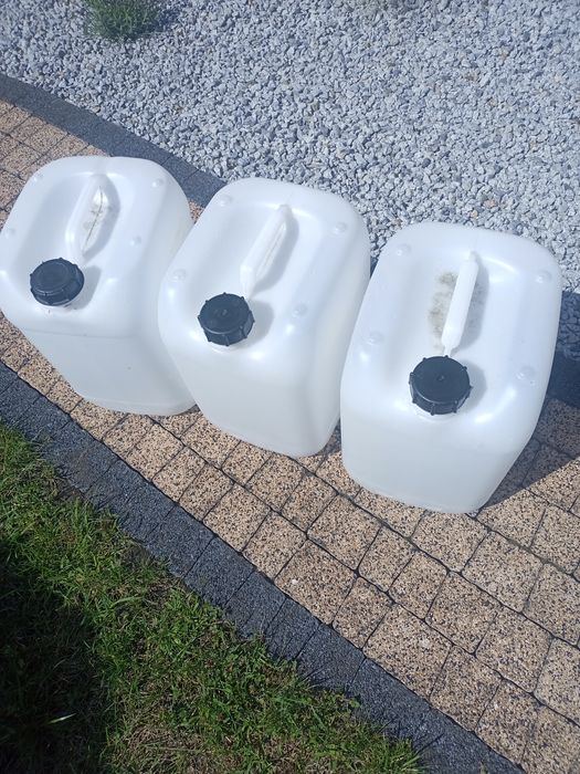 Banki na wode paliwo ropa benzyna.